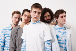 Presse Gruppenfoto von der Band der Ringer zu deren Debut Album SOFT KILL. Fotografiert von Markus Alexander Voigt. Styling von Atefa Omar. 